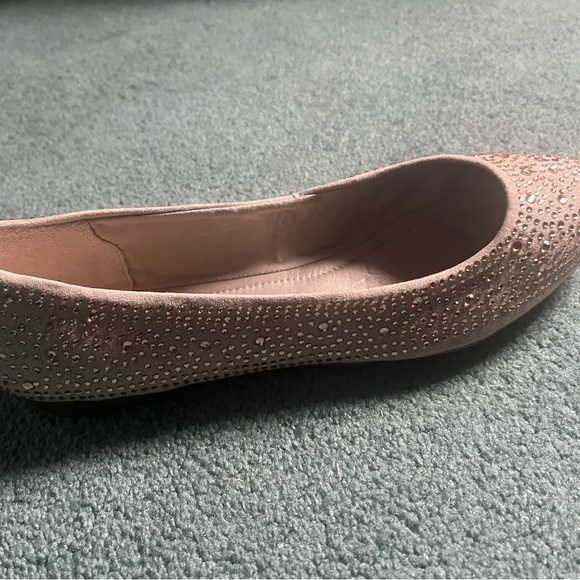 Guess Women’s ballet flat cream color with light pink rhinestones size 7.5 - Picture 4 of 4